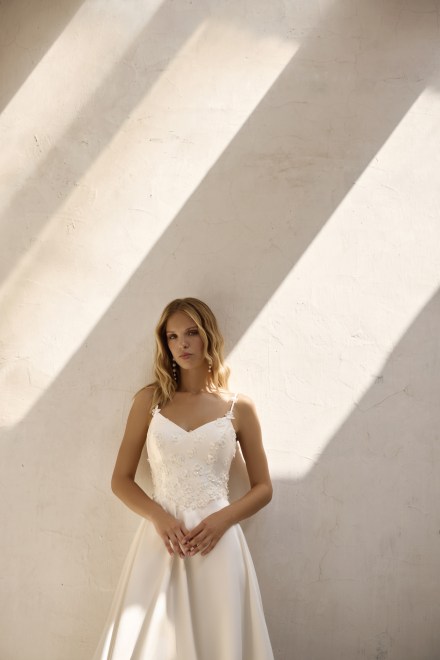 https://www.sposa-lia.com/images/stories/virtuemart/product/per-in white-011-alma-02.jpg